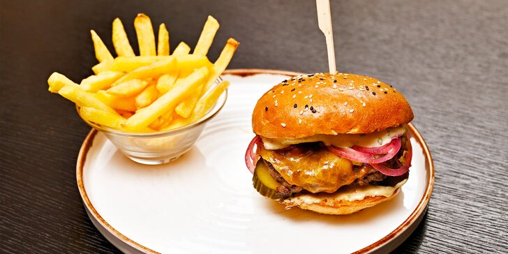 Burger menu pro 1 nebo 2 osoby: burger podle vaší chuti, hranolky i omáčka