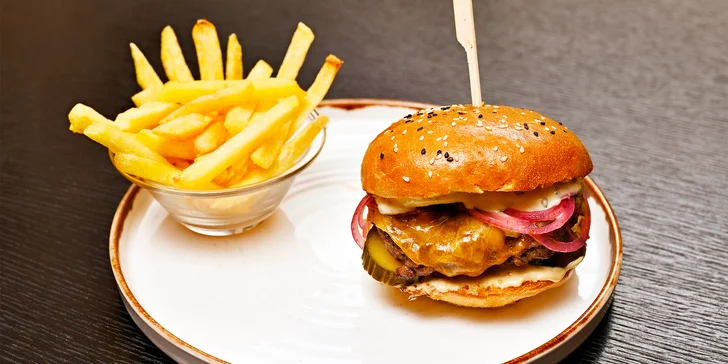 Nálož kuřecích křídel nebo burger s hranolky a omáčkou dle výběru