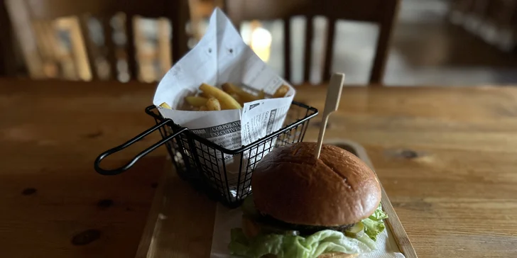 Amerika na lodi Kamina na Vltavě: hot dog, křidélka nebo burger s přílohou pro 1 či 2 osoby