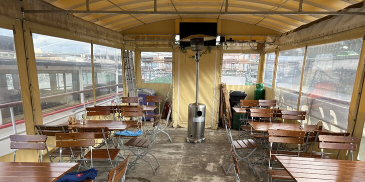 Amerika na lodi Kamina na Vltavě: hot dog, křidélka nebo burger s přílohou pro 1 či 2 osoby