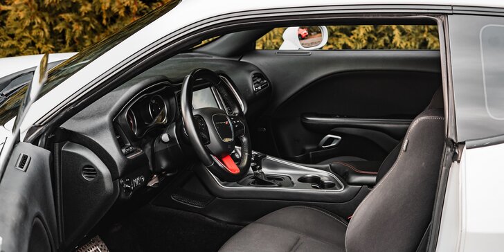 Brutální jízda v nabušené káře: Dodge Challenger 6.4 V8 SRT na 12 či 24 hodin