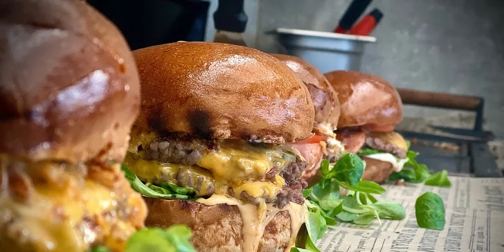 Burgery, smažák nebo loaded fries s masem: pro 1 nebo až 4 lidi, a to včetně drinků
