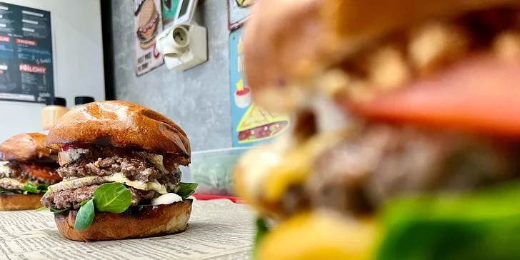 Burgery, smažák nebo loaded fries s masem: pro 1 nebo až 4 lidi, a to včetně drinků