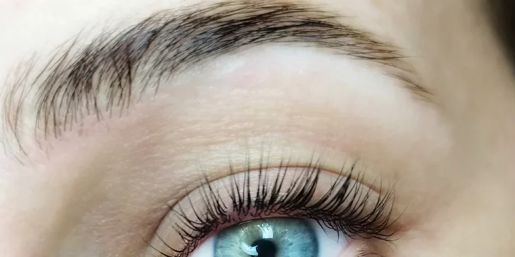 Lash lifting nebo úprava obočí s barvením: natočené, zvýrazněné a zároveň přirozené řasy a krásné obočí