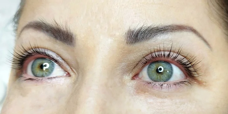 Lash lifting nebo úprava obočí s barvením: natočené, zvýrazněné a zároveň přirozené řasy a krásné obočí