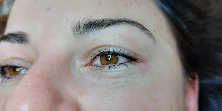 Lash lifting nebo úprava obočí s barvením: natočené, zvýrazněné a zároveň přirozené řasy a krásné obočí