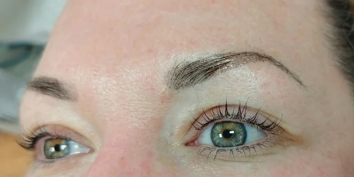 Lash lifting nebo úprava obočí s barvením: natočené, zvýrazněné a zároveň přirozené řasy a krásné obočí