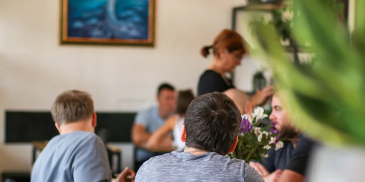 Vejce Benedikt se šunkou, lososem či houbami, tibi limonáda a káva