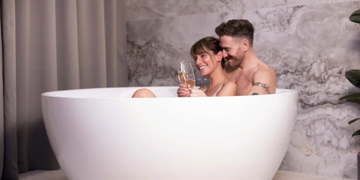 Balíček pro zamilované: privátní wellness vč. masáže i lahev prosecca