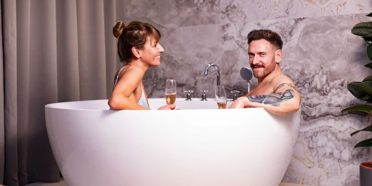 Balíček pro zamilované: privátní wellness vč. masáže i lahev prosecca