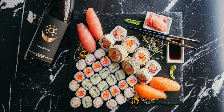 Pestré sety 18–56 ks sushi s lososem, tuňákem či zeleninou vč. kimči nebo i vína