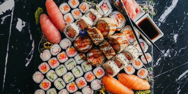 Pestré sety 18–56 ks sushi s lososem, tuňákem či zeleninou vč. kimči nebo i vína
