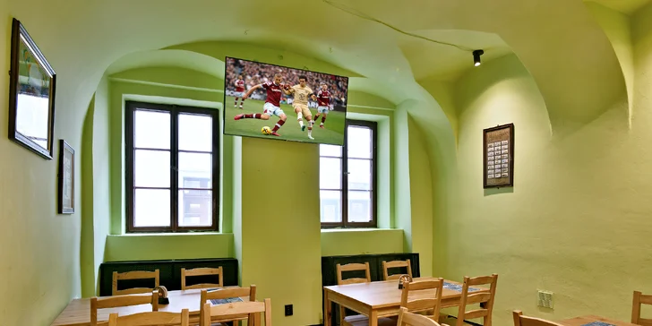 Hovězí, kuřecí nebo sýrový burger, žebra nebo fish and chips: voucher pro 1-4 osoby
