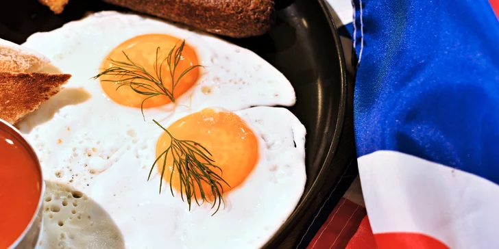 Pravý britský brunch s vajíčky, bramboráčky i toasty, káva nebo čaj, vouchery pro 1-2 osoby
