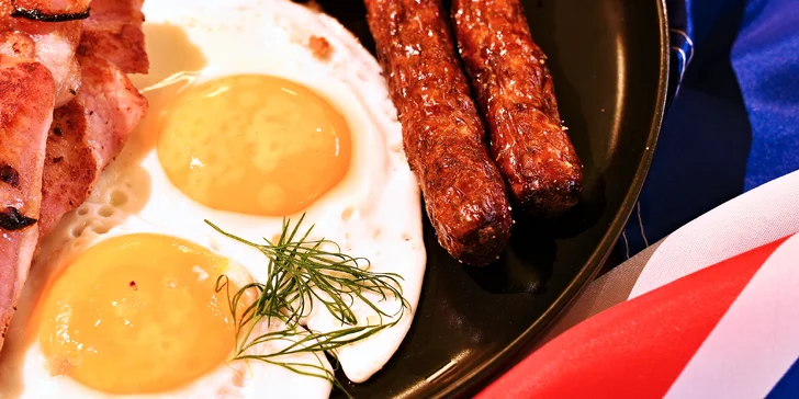 Pravý britský brunch s vajíčky, bramboráčky i toasty, káva nebo čaj, vouchery pro 1-2 osoby