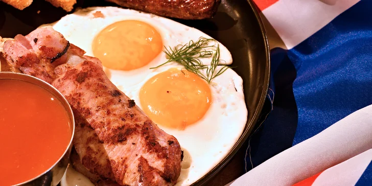 Pravý britský brunch s vajíčky, bramboráčky i toasty, káva nebo čaj, vouchery pro 1-2 osoby