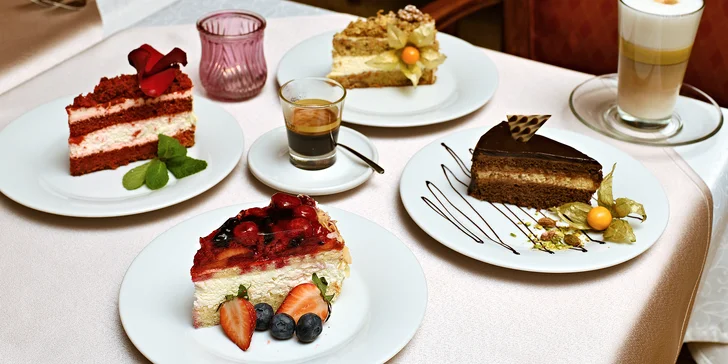 Dva dorty s kávou nebo čajem v romantickém Café Mozart naproti orloji