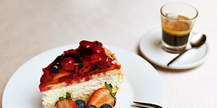 Dva dorty s kávou nebo čajem v romantickém Café Mozart naproti orloji
