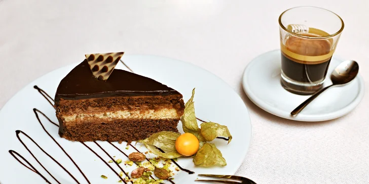 Dva dorty s kávou nebo čajem v romantickém Café Mozart naproti orloji