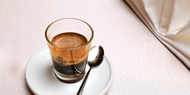 Dva dorty s kávou nebo čajem v romantickém Café Mozart naproti orloji