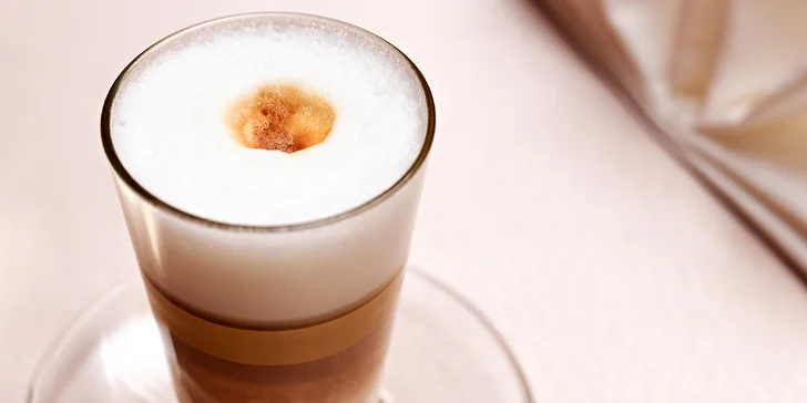 Dva dorty s kávou nebo čajem v romantickém Café Mozart naproti orloji