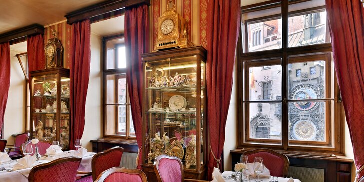 Dva dorty s kávou nebo čajem v romantickém Café Mozart naproti orloji