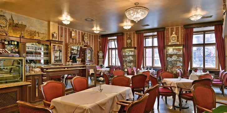 Dva dorty s kávou nebo čajem v romantickém Café Mozart naproti orloji