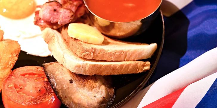 Pravý britský brunch s vajíčky, bramboráčky i toasty, káva nebo čaj, vouchery pro 1-2 osoby