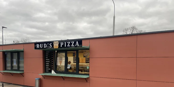 Čtvrtka pizzy podle výběru v bistru Rud´s pizza na Borech