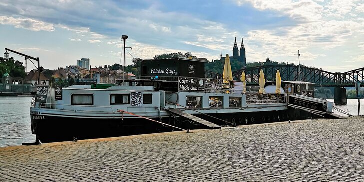 Amerika na lodi Kamina na Vltavě: hot dog, křidélka nebo burger s přílohou pro 1 či 2 osoby