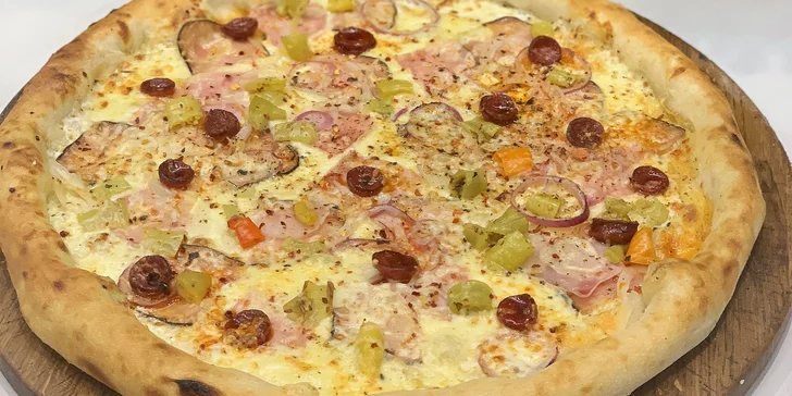Čtvrtina pizzy o průměru 40 cm podle výběru v Rud’s pizza v centru Plzně