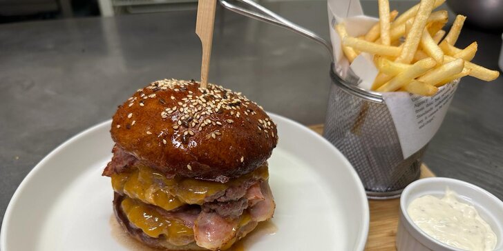 Nadupaný smash burger pro 1 nebo 2 osoby: 220 g masa, hranolky a dip