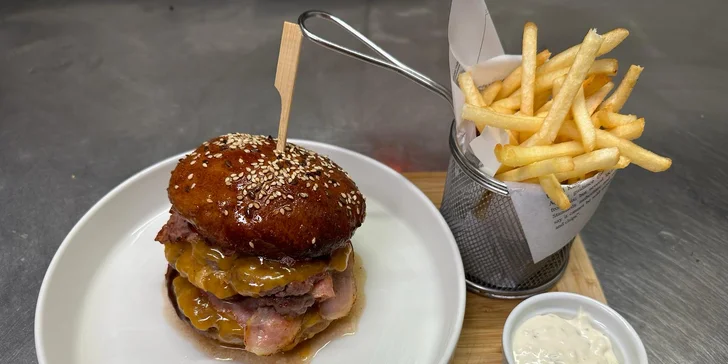 Nadupaný smash burger pro 1 nebo 2 osoby: 220 g masa, hranolky a dip