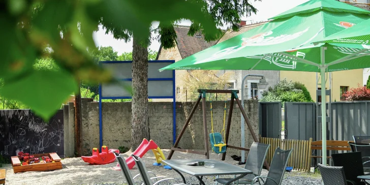 Americký set s žebry, kuřecími křídly, burgerem a přílohami pro dva