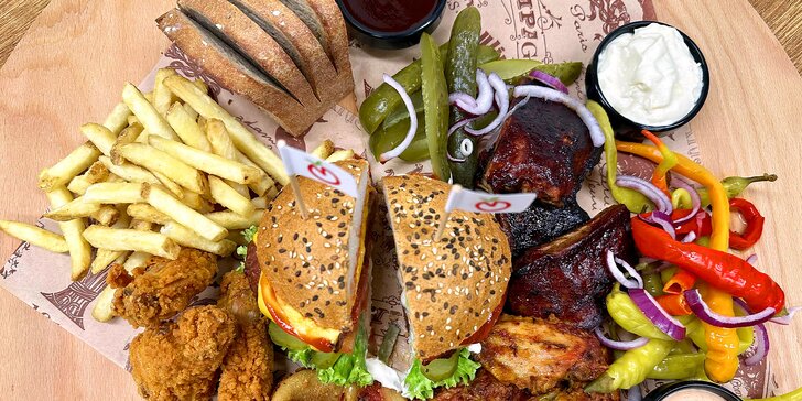 Americký set s žebry, kuřecími křídly, burgerem a přílohami pro dva