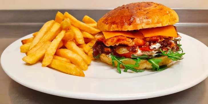 Oběd s sebou: kuřecí burger dle výběru a hranolky pro jednoho či dva