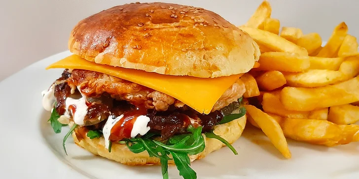 Oběd s sebou: kuřecí burger dle výběru a hranolky pro jednoho či dva
