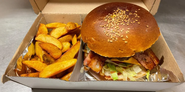 Šťavnatý burger v boxu: s trhaným vepřovým nebo cheeseburger vč. přílohy