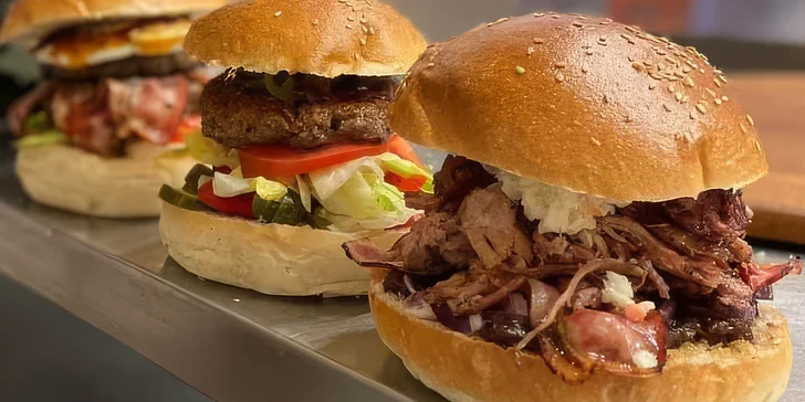 Šťavnatý burger v boxu: s trhaným vepřovým nebo cheeseburger vč. přílohy
