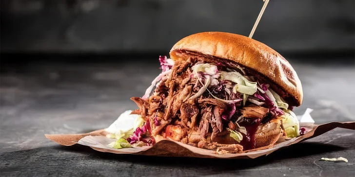 Šťavnatý burger v boxu: s trhaným vepřovým nebo cheeseburger vč. přílohy