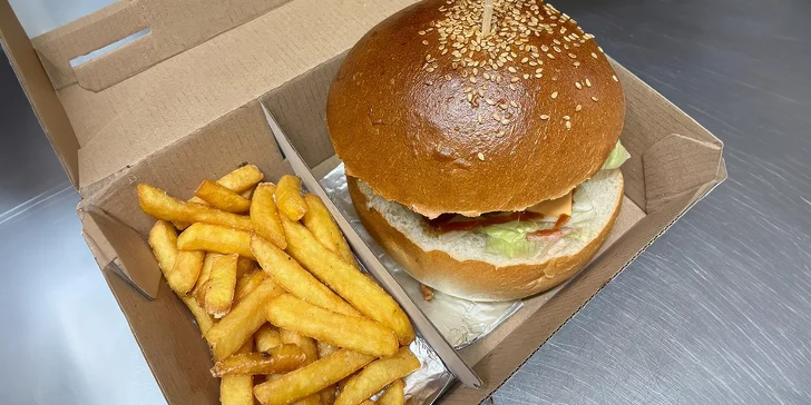 Šťavnatý burger v boxu: s trhaným vepřovým nebo cheeseburger vč. přílohy
