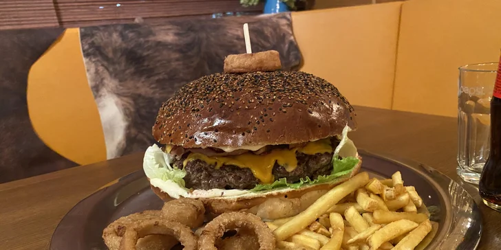 Otevřený voucher do kovbojské restaurace v Chrudimi: 500 či 1000 Kč na steaky, burgery i párty talíře