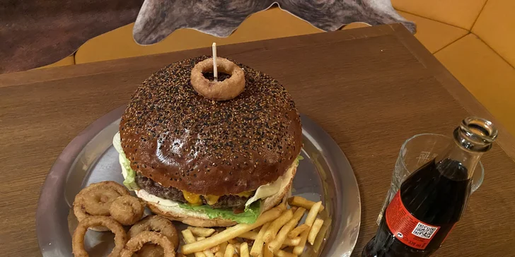Pořádná bašta pro čtyři kovboje: dvoukilový bacon burger v Chrudimi
