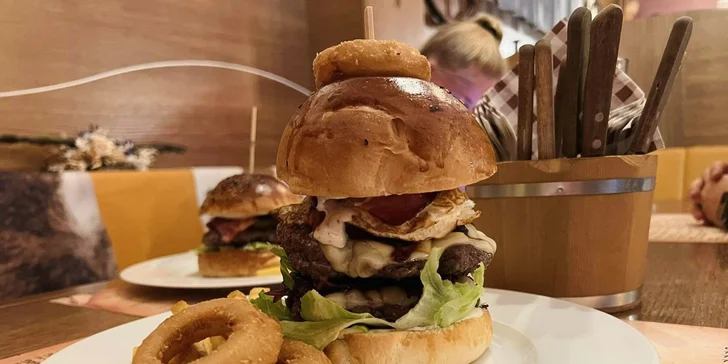 Otevřený voucher do kovbojské restaurace v Chrudimi: 500 či 1000 Kč na steaky, burgery i párty talíře