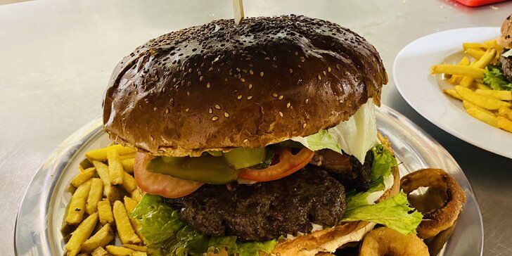 Otevřený voucher do kovbojské restaurace v Chrudimi: 500 či 1000 Kč na steaky, burgery i párty talíře