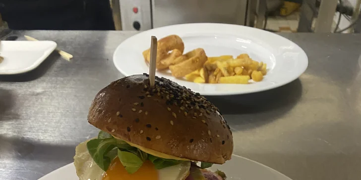 Otevřený voucher do kovbojské restaurace v Chrudimi: 500 či 1000 Kč na steaky, burgery i párty talíře