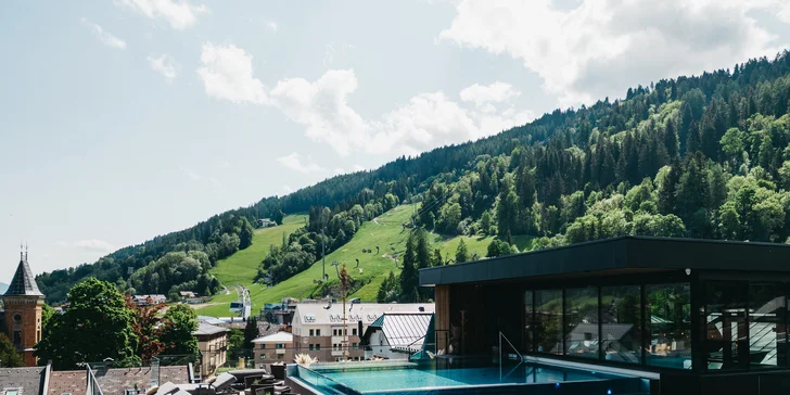 Krásný hotel ve Schladmingu: wellness a střešní bazén, polopenze plus a sommercard s lanovkami zdarma