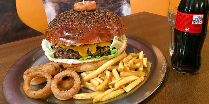 Pořádná bašta pro čtyři kovboje: dvoukilový bacon burger v Chrudimi