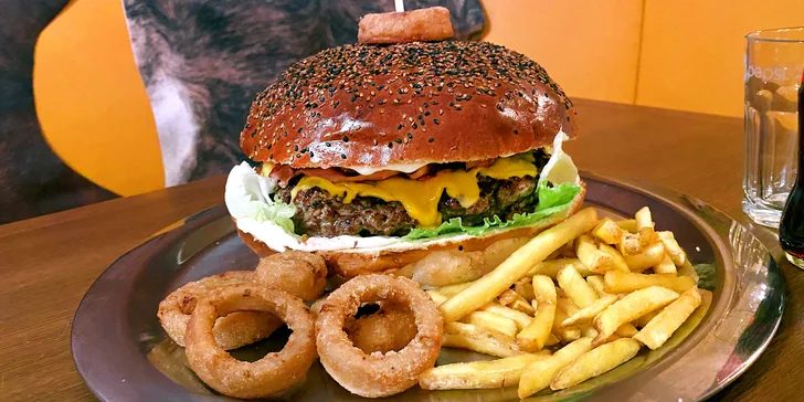 Pořádná bašta pro čtyři kovboje: dvoukilový bacon burger v Chrudimi