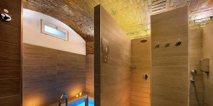 Boží wellness balíčky pro 1-2 osoby: odpočinek ve vířivé vaně nebo při masáži i finská sauna